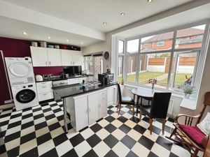 Kitchen Diner- click for photo gallery